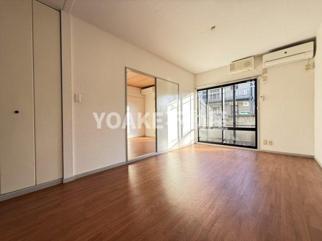 居室・リビング　画像は103号室のものです。画像と現況に相違がある場合、現況