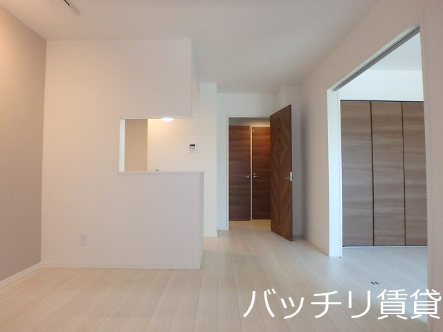 居室・リビング　別号室の画像になります。現況を優先します。