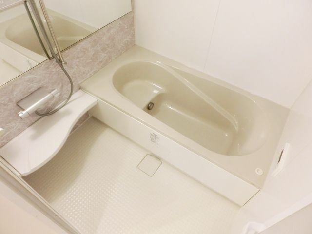 バス・シャワールーム　ゆったりとした一坪の浴室は魅力的です