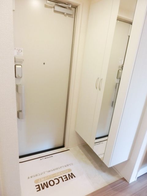 玄関　姿見付きのシューズボックス