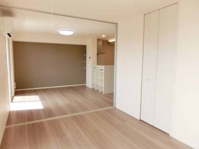 居室・リビング　会話の弾む対面キッチン、オシャレなアクセントクロス