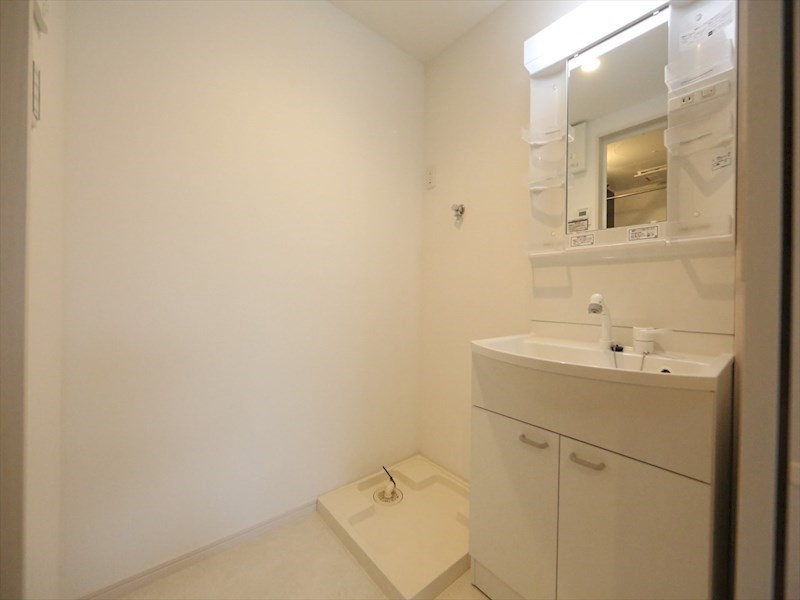 洗面設備　脱衣所　独立洗面台（シャンプードレッサー付）収納スペース有