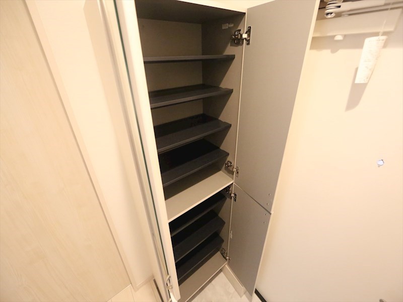 玄関　玄関　シューズボックス　姿見鏡付き（収納充実してます）