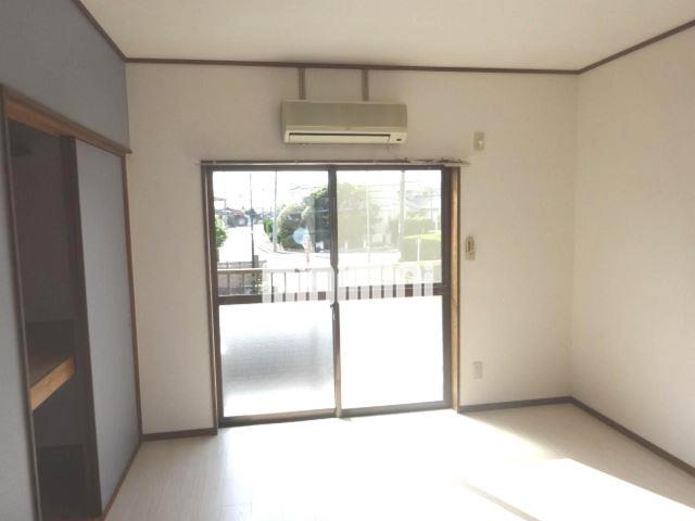 居室・リビング　エアコン完備の洋間