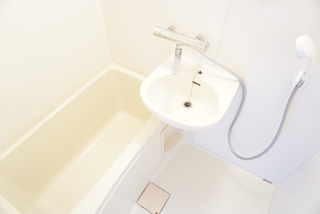 バス・シャワールーム　洗面ボウルのあるバスルーム