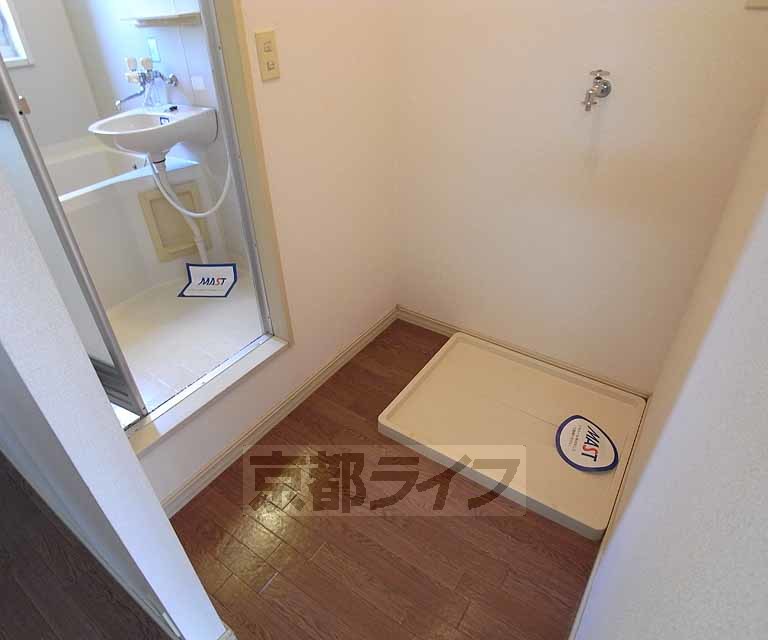 その他設備　洗濯機置場は広めの脱衣場に有ります