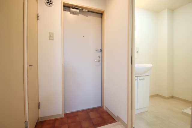 玄関　※別室の参考写真の為、現況優先です。