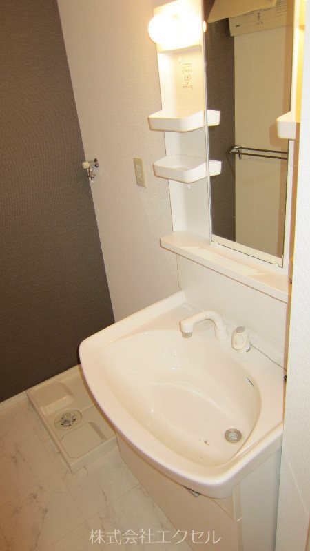 洗面設備　朝に便利な独立洗面台です。