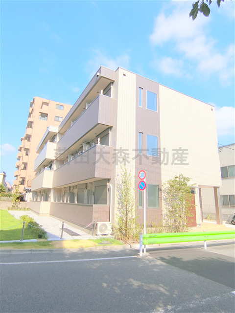 建物外観　2019年6月築　鉄骨造地上3階建て総戸数17戸光インターネ