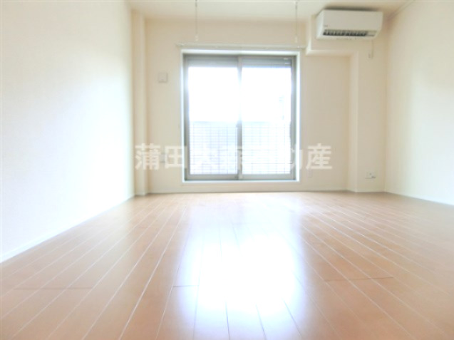 居室・リビング　南向き！横に広く使いやすい洋室8帖+ウォークインクローゼット