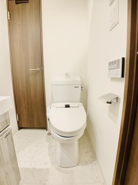 トイレ　落ち着いた色調のトイレです