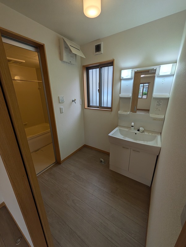 洗面設備　室内写真は同間取りの別号室の写真です。