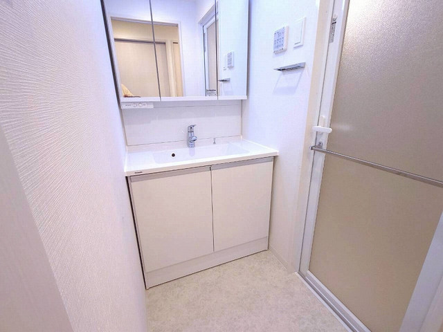 洗面設備　三面鏡付洗面台