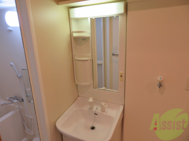 洗面設備　シャンプードレッサー付きの独立洗面台でございます。