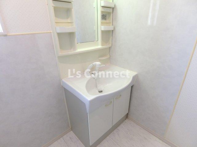 洗面設備　朝の支度もスムーズな独立洗面台。