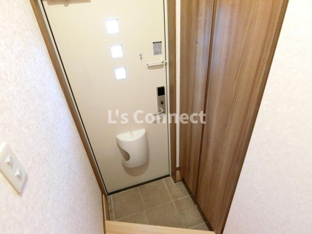 玄関　背の高い下駄箱で靴も収納できます。