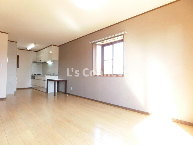 居室・リビング　角部屋で２面に窓があります。