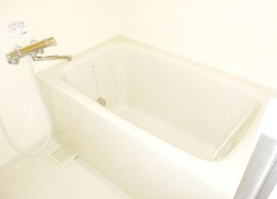 バス・シャワールーム　コンパクトで使いやすいお風呂です