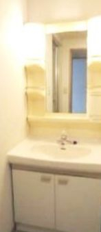 洗面設備　独立洗面台あり、毎朝おしゃれに忙しい女性の方におすすめです