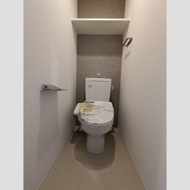 トイレ　人気アイテムの温水洗浄便座。清潔感のあるトイレです。