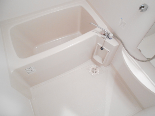 バス・シャワールーム　白を基調として清潔感があります