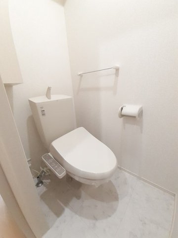 トイレ　落ち着いた色調のトイレです