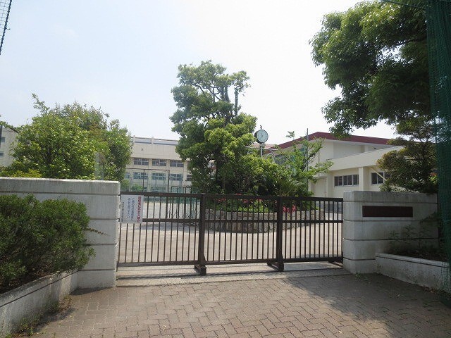 中学校　市川市立第六中学校（中学校）まで953m