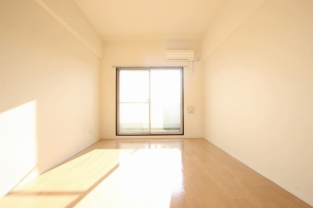 居室・リビング　同物件別号室のものです。