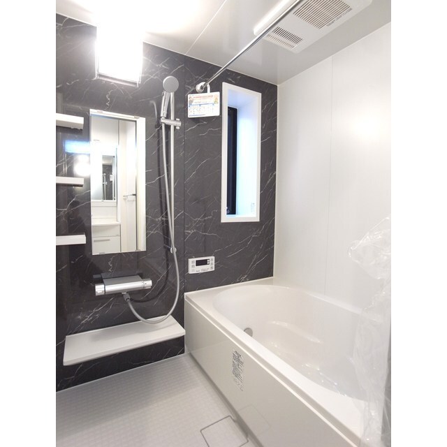 バス・シャワールーム　追炊き、窓付きのバスルーム