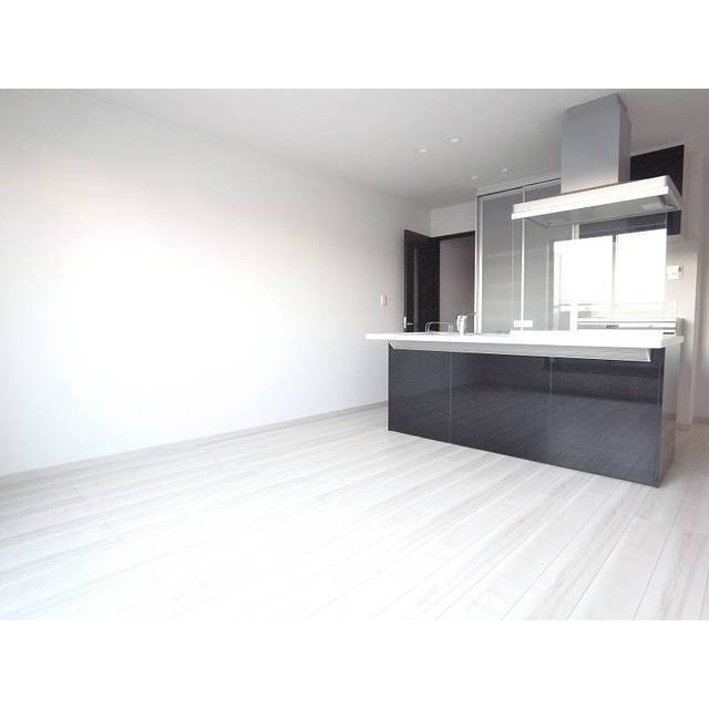 居室・リビング　存在感のあるキッチン