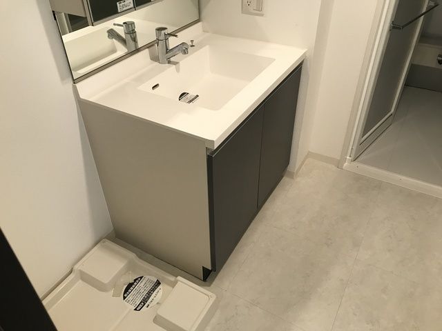 洗面設備　■多面鏡独立洗面台■キャビネット収納付き