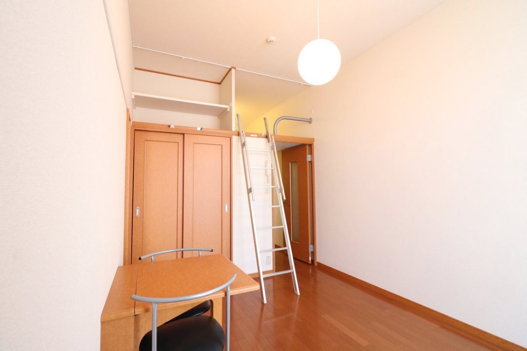 居室・リビング　人気のロフトタイプ！お部屋が広々使えて便利です！