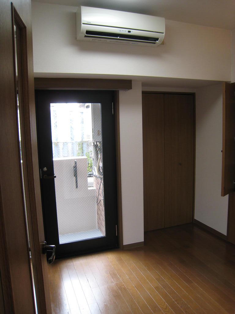 居室・リビング　高級感あるウッディフロア