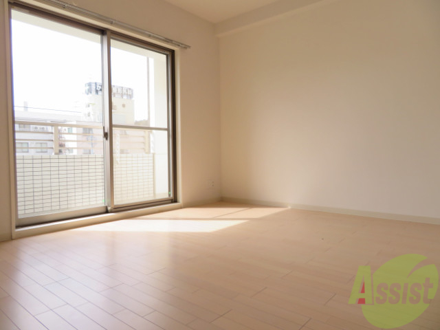 その他部屋・スペース　寝室です。陽が射して気持ちの良い朝を迎えられます。