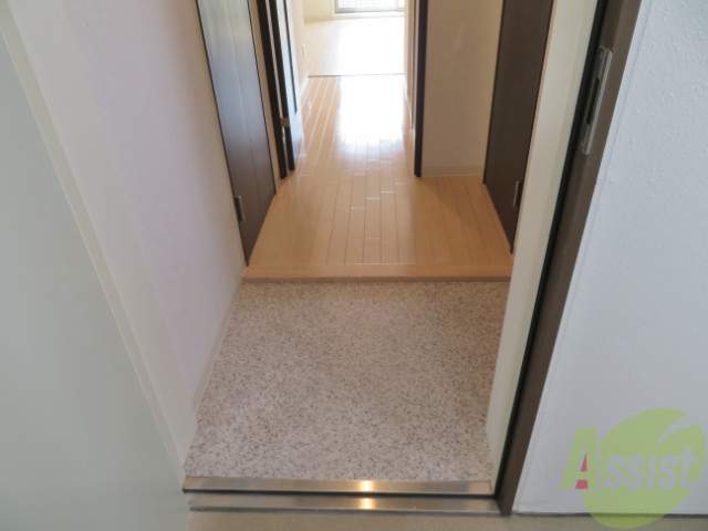 玄関　玄関です。明るく、靴もたくさん置けます。