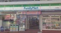 コンビニ　ファミリーマート市谷田町店（コンビニ）まで740m