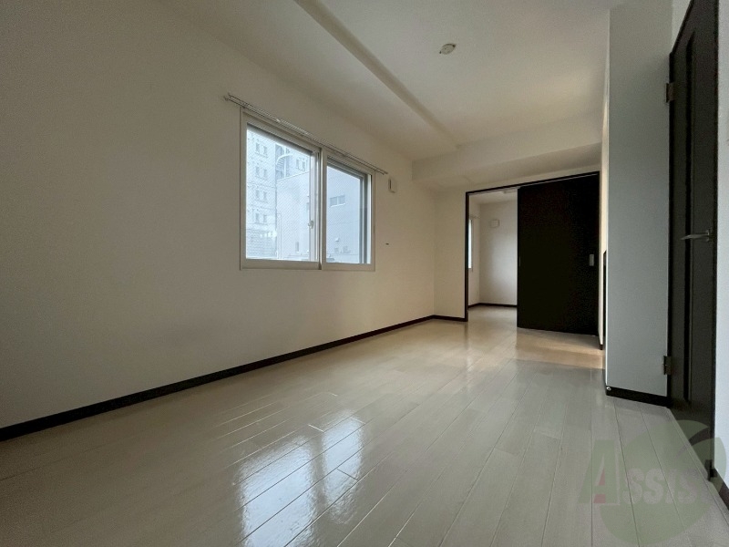 居室・リビング　リビングです。窓が大きくて明るいですね！