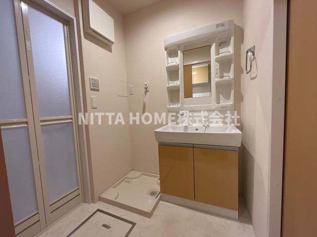 洗面設備　シャワー付き洗面台で身支度はバッチリ◎