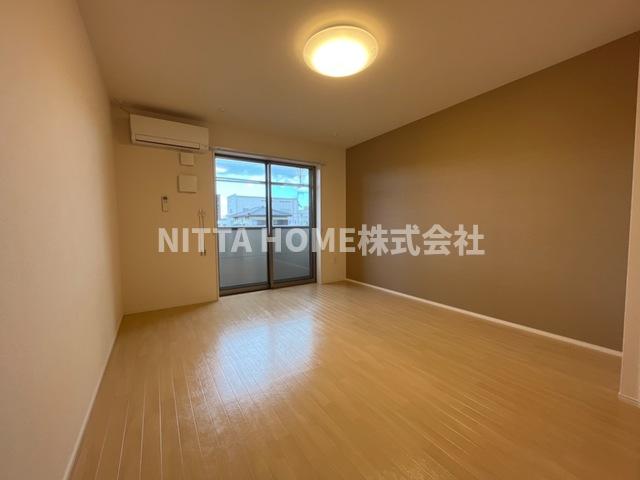 居室・リビング　９．２帖の広めの洋室です◇