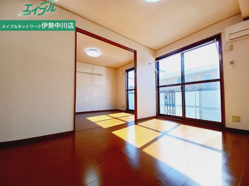 居室・リビング　反転タイプ参考写真