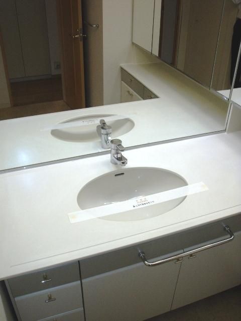 洗面設備　大きな鏡のある洗面所
