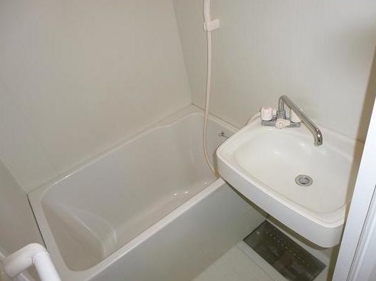 バス・シャワールーム　雨の日のお洗濯物にも便利な浴室乾燥機能付きのバスルームです