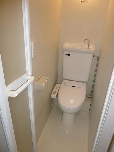 トイレ　人気条件のバストイレ別・シャワー機能付きのトイレです