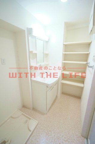 洗面設備　明るい洗面所です