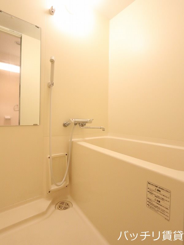 バス・シャワールーム　別号室タイプの為、現状を優先いたします