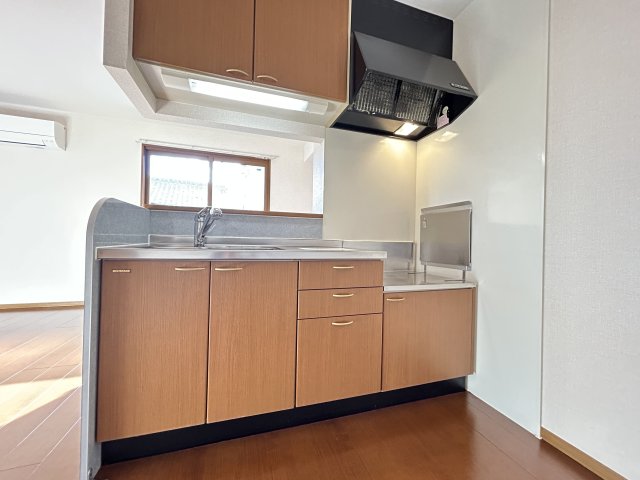 キッチン　同じ建物の別のお部屋の写真です。現況優先。