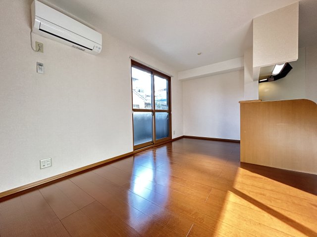 居室・リビング　同じ建物の別のお部屋の写真です。現況優先。