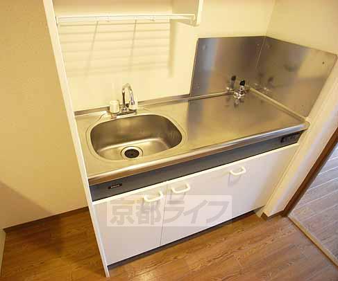 キッチン　まな板を置くスペースもありますよ。