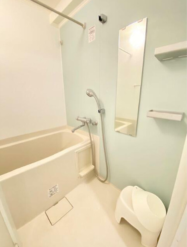 バス・シャワールーム　清潔感のあるバスルームです。