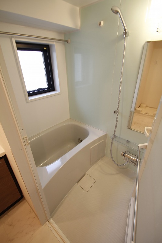 バス・シャワールーム　※同タイプのお部屋の反転写真を使用しています。